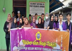 Agenda Tahunan, Jelang Buka Puasa Mahasiswa KIP ITB-Bina Sriwijaya Palembang Berbagi Takjil Gratis